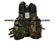 Chaleco tactico en camuflaje boscoso
