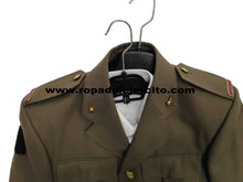 Traje chaqueta completo con camisa, cinturón y emblemas "equivale a 2C/2N" (original ET)